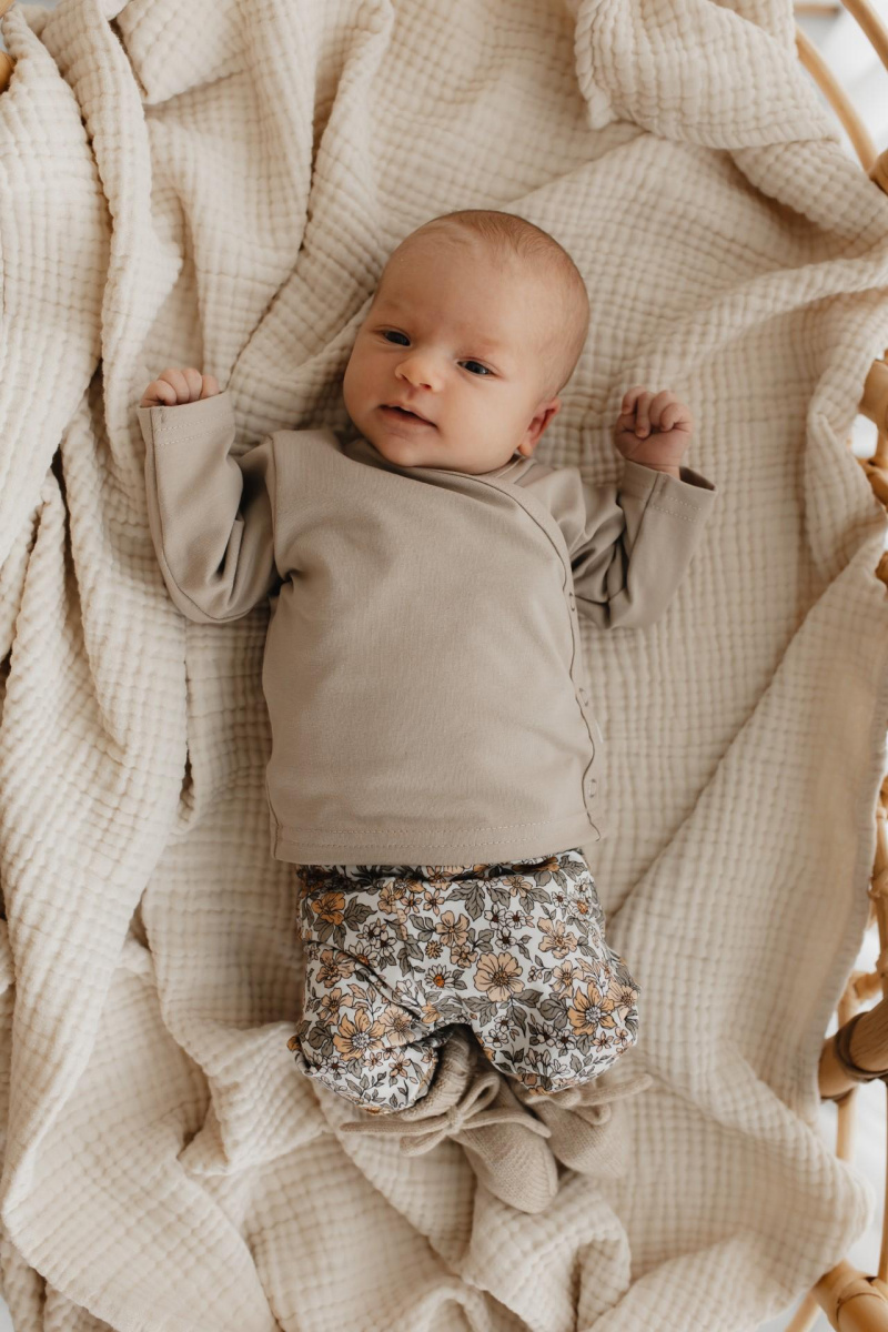 Hello little you - Overslagshirtje taupe, broekje flowerfield, slofjes merino wol zand