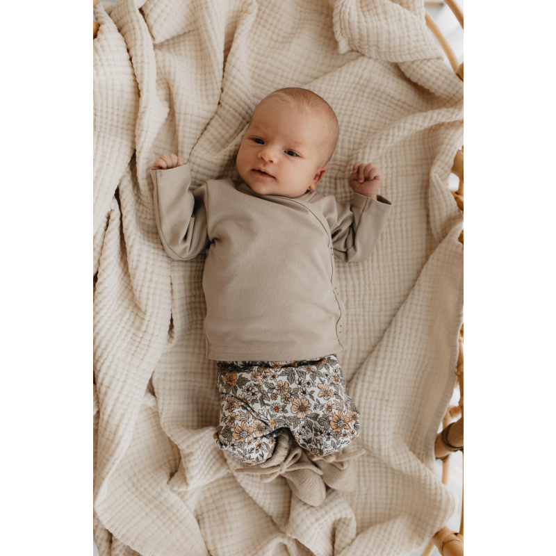 Hello little you - Overslagshirtje taupe, broekje flowerfield, slofjes merino wol zand