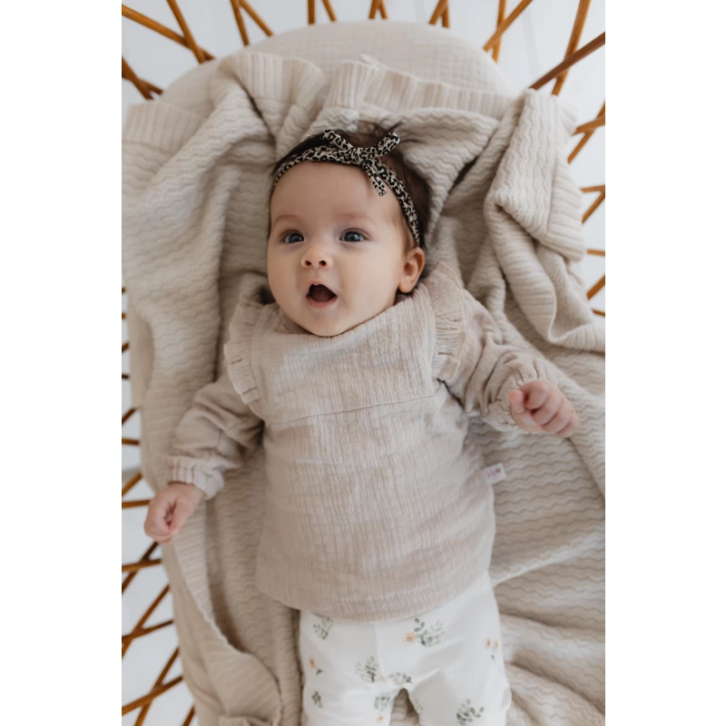 Hello little you - broekje legging sunflowers, slofjes zand, blouse ruffle hydrofiel zand