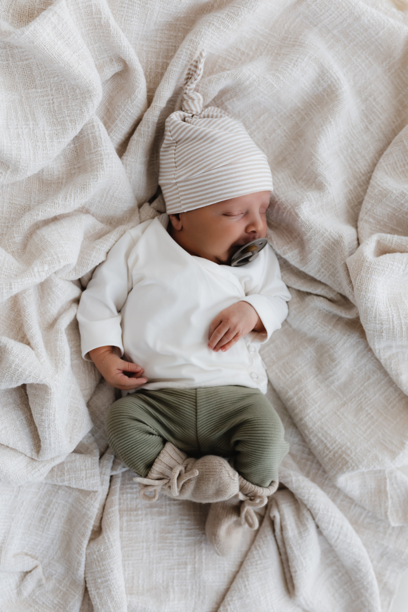 Hello little you - mutsje stripes sand, overslagshirtje jersey ecru, broekje rib olijfgroen, slofjes merino wol zand