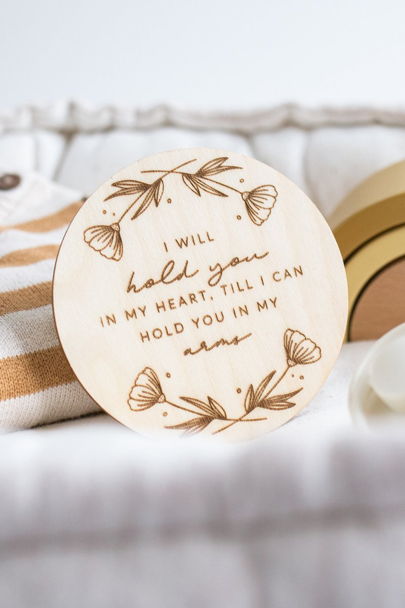 I will hold you in my heart till I can hold you in my arms - welcome little baby - geboorteaankondiging - zwangerschapsaankondiging van hout - houten ronde schijf - mijlpaal hout baby - Hello little you