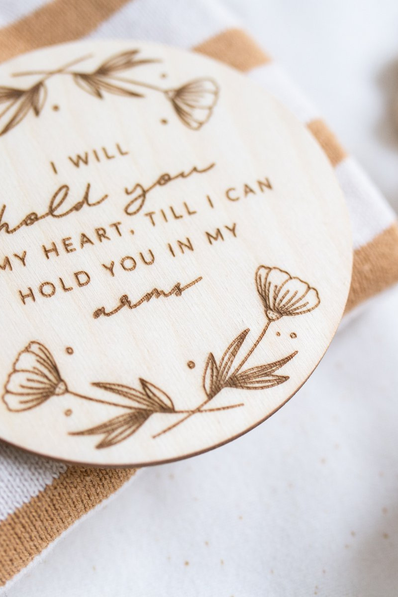 I will hold you in my heart till I can hold you in my arms - welkom kleine baby - geboorteaankondiging - zwangerschapsaankondiging van hout - houten ronde schijf - mijlpaal hout baby - Hello little you