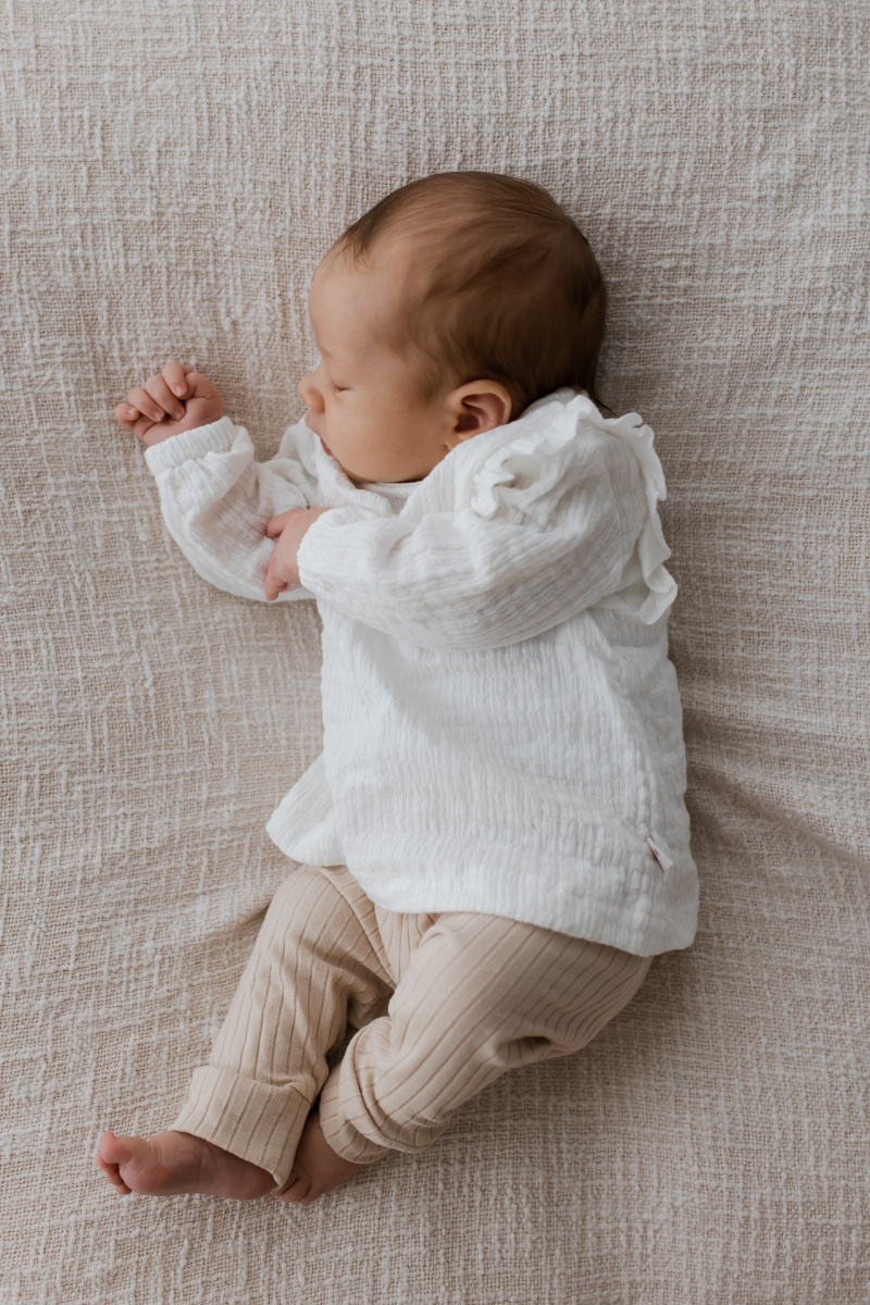 Hello little you - blouse ruffle ecru, broekje brede rib beige, baby meisje