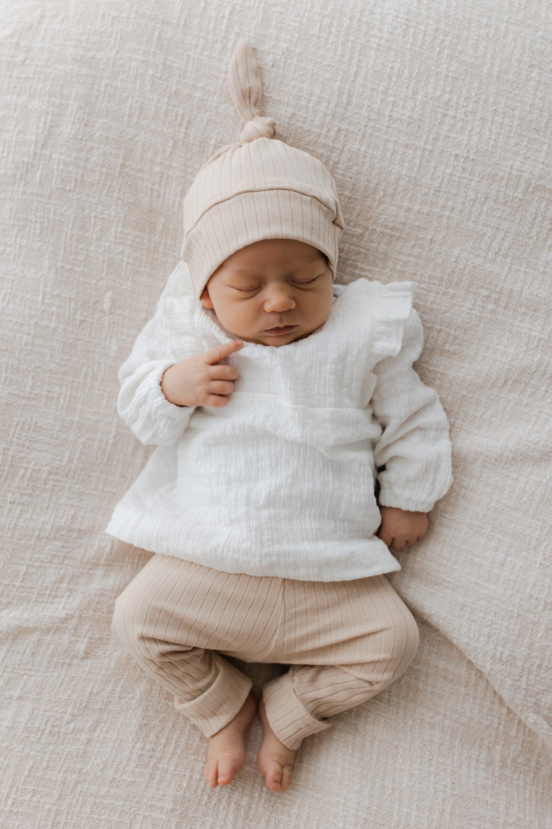 Hello little you - blouse ruffle ecru, broekje brede rib beige en mutsje newborn