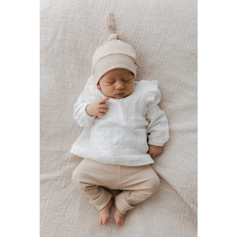 Hello little you - blouse ruffle ecru, broekje brede rib beige en mutsje newborn