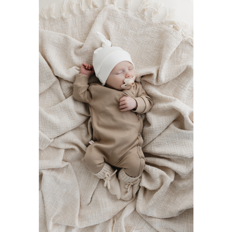 Hello Little You - Mutsje newborn rib ecru en boxpakje rib taupe, slofjes off white merino wol