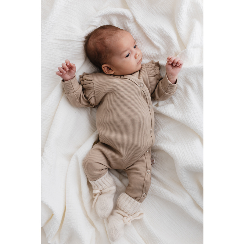 Hello Little You - boxpakje ruffle rib taupe, slofjes off white merino wol