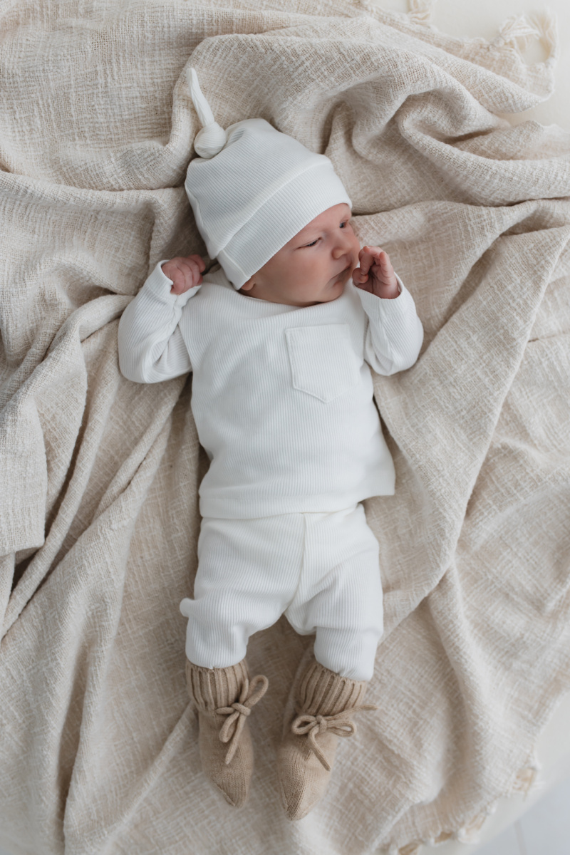 Hello Little You, longsleeve rib ecru, mutsje newborn rib ecru, slofjes zand merino wol