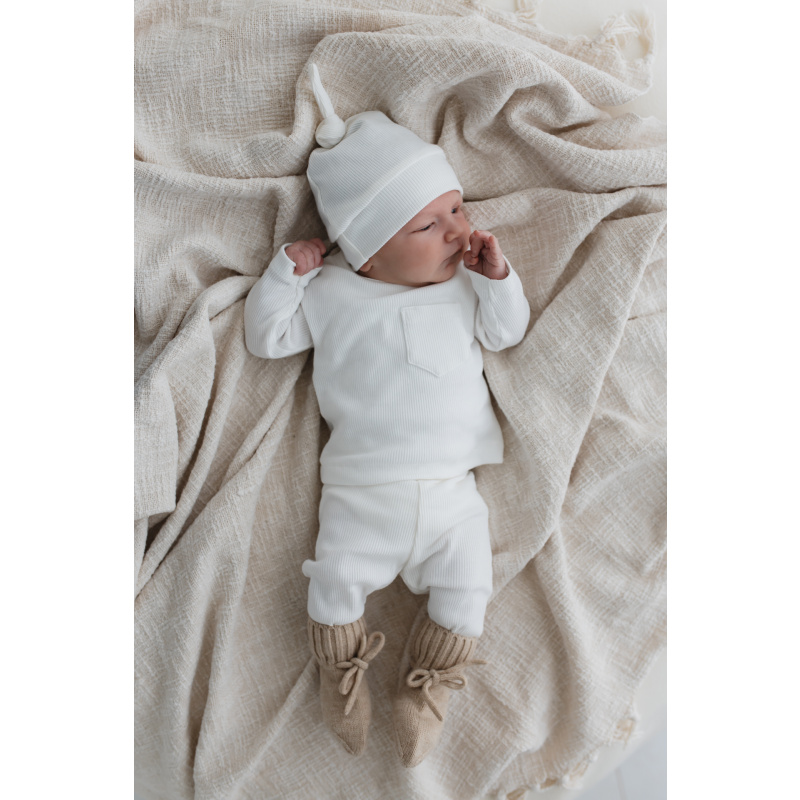 Hello Little You, longsleeve rib ecru, mutsje newborn rib ecru, slofjes zand merino wol