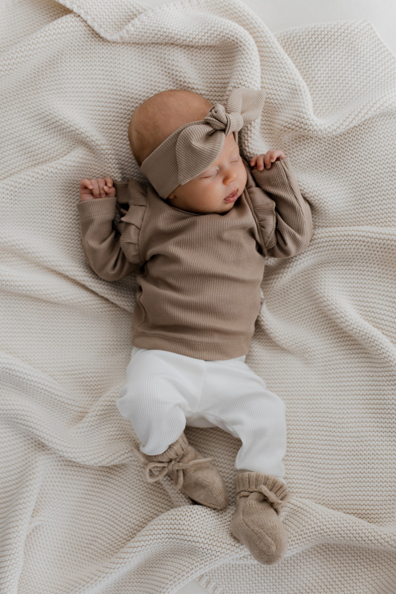 Hello little you - longsleeve ruffles rib taupe, legging rib ecru, slofjes merino wol zand, haarbandje rib taupe