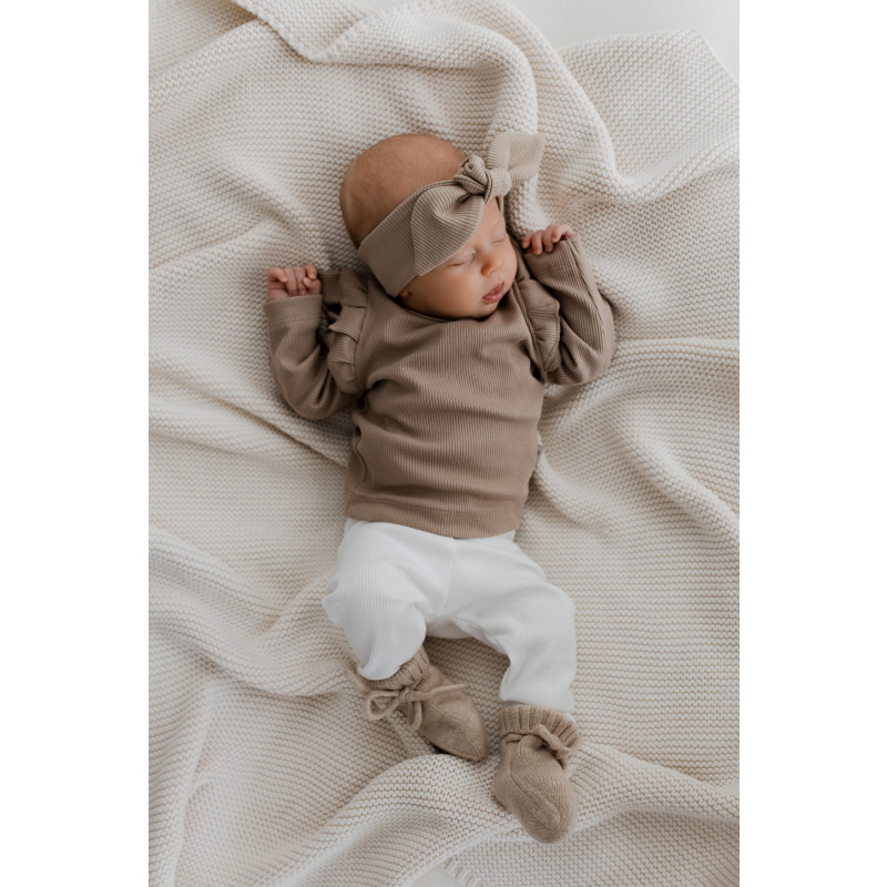 Hello little you - longsleeve ruffles rib taupe, legging rib ecru, slofjes merino wol zand, haarbandje rib taupe