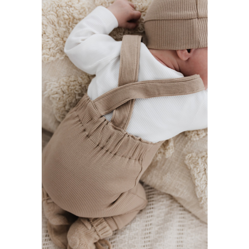 Hello little you - tuinpakje jongen newborn rib taupe, overslagshirtje ecru, slofjes merino wol zand