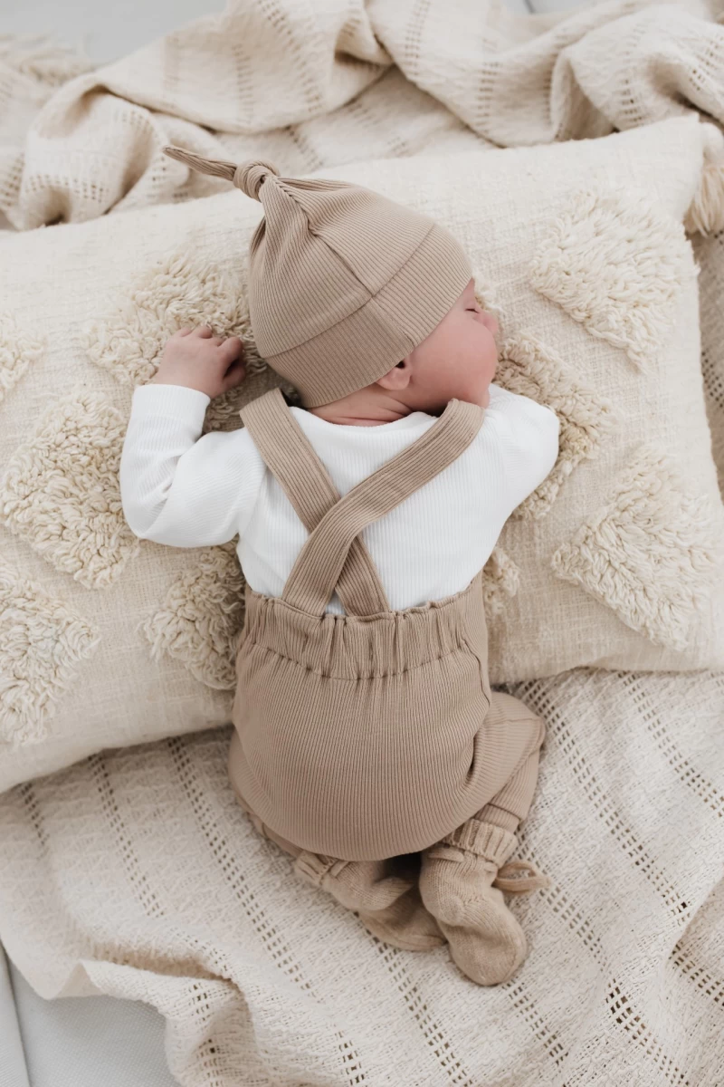 Hello little you - tuinpakje jongen newborn rib taupe, overslagshirtje rib ecru, slofjes merino wol zand