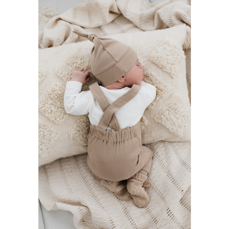 Hello little you - tuinpakje jongen newborn rib taupe, overslagshirtje rib ecru, slofjes merino wol zand