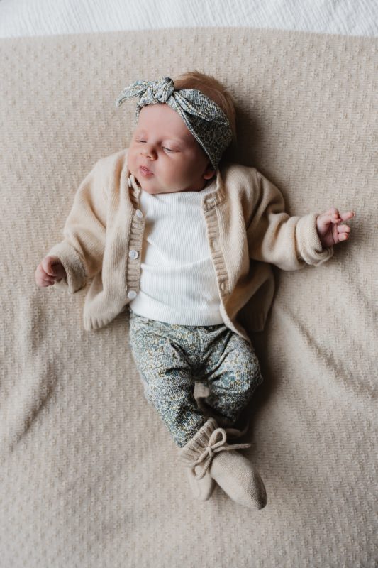 Hello little you - newborn vestje wol zandkleur, longsleeve ecru ruffle, legging blue flowers, haarbandje blue flowers, wollen merino slofjes zand